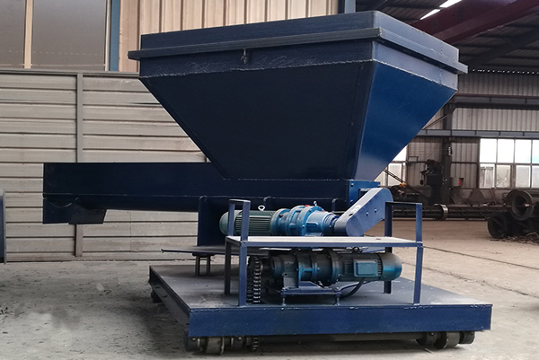 Automatic concrete feeding machine